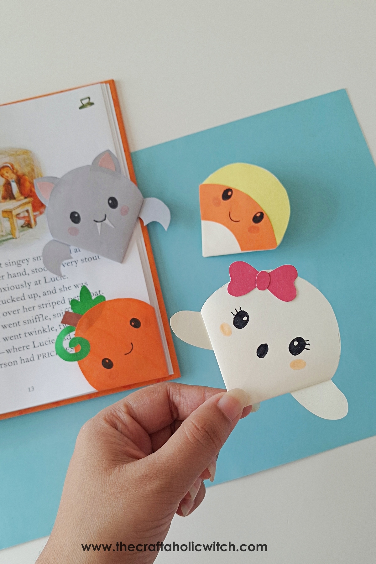 4 Easy Halloween Bookmarks for Kids (Free Template + Video) 2 halloween corner bookmarks
